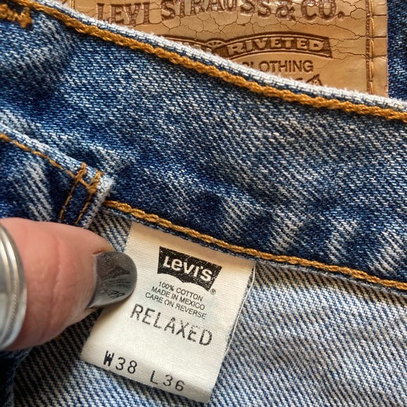 Levi 540 Relaxed Fit • Medium Wash - Picture 5 of 9